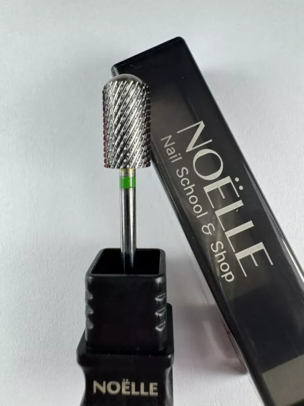 Velvet
ראש שיוף קראבייד עגול, רמת גסות Coarse – סימון ירוק 💚

ראש שיוף קראבייד ברמת גסות Coarse עם חיתוכי לייזר מדויקים, בעל מבנה עגול “קרחת” המאפשר הסרה מהירה, חזקה וחלקה במיוחד של חומרי בסיס, בנייה בג’ל, פוליג’ל ואקריל. משאיר את משטח העבודה חלק ואחיד להמשך עבודה מקצועית.

✨ שימושים מרכזיים:
• הסרה חזקה ומהירה: מתאים להסרה יעילה של שכבות עבות במיוחד.
• למתחילות עם שליטה בידית השיוף: מבנה עגול המאפשר עבודה בטוחה ונוחה.
• למקצועיות השולטות במכונת השיוף: אידיאלי לעבודה מהירה, חזקה ורציפה במיומנות גבוהה.

NOËLLE – ראש שיוף מקצועי שמביא כוח ודיוק לכל עבודה.